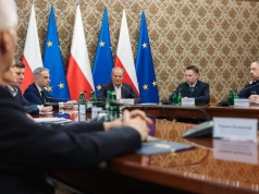 Pilna narada u premiera po serii ataków w placówkach oświatowych. „Nieletni zabójca ze szkoły pod Wyszkowem miał kask z kamerką”. Będzie więcej patroli policji