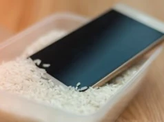 Zalany telefon do ryżu? Eksperci mówią jasno