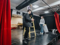 Technika sceniczna w kabarecie: co dzieje się za kulisami dobrego skeczu?