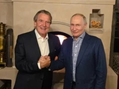 Tak Władimir Putin świętował urodziny. Kominek, samowar i były kanclerz Niemiec