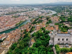 Ma zabytki UNESCO, niezwykłe murale i piękne parki. To idealne miasto na city break