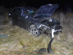 Audi staranowało ogrodzenia dwóch posesji. Pijany 60-latek trafił do celi