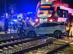 Kierujący Nissanem wjechał pod pociąg WKD. Ruch jest zablokowany