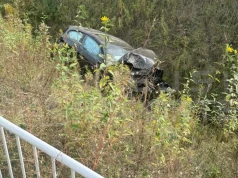 BMW w głębokim rowie pod Warszawą. Po kierowcy ani śladu