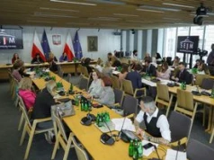 Dwa lata ciszy i 1,5 godziny obrad w pośpiechu. Mamy dziękować? "To była rozgrywka między partiami koalicji"