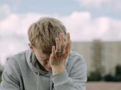 Patrole pod szkołą nie zatrzymają nienawiści. Co socjologia i psychologia mówią o falach przemocy w szkołach?
