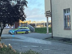 Niska frekwencja w szkołach, radiowozy przed placówkami. Służby proszą o spokój