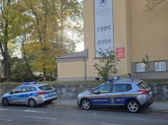 Patrole policji pod szkołami w Nowym Sączu. Samorządowcy apelują o spokój. Nie ma powodów do paniki!