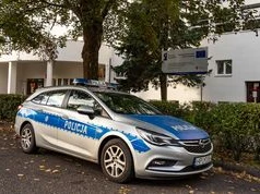 Policja kontroluje szkoły w Pile. Kilka razy dziennie