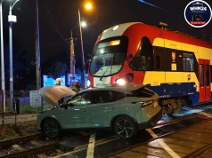 Kierujący osobówki wjechał pod pociąg WKD. Zdarzenie w Regułach