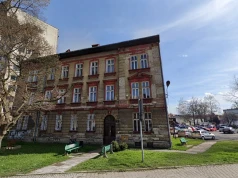 Zabytkowa kamienica obok ratusza niszczeje. To ostatni taki budynek w tej okolicy