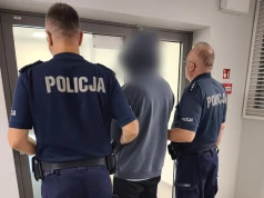 Brutalne pobicie 25-latka. Wyrzucili go z samochodu, wśród podejrzanych 17-latka