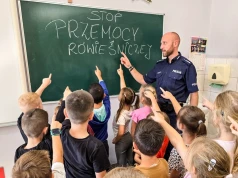 Cyberprzemoc wśród dzieci i młodzieży. Policjanci z Nowej Soli odwiedzają szkoły