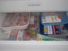 Mrożenie nie zabija bakterii, tylko je usypia. Po rozmrożeniu wracają do pracy dokładnie tam, gdzie skończyły
