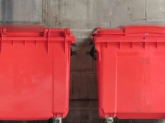 Na cmentarzach staną czerwone kontenery. Sprawdź, co należy do nich wrzucać