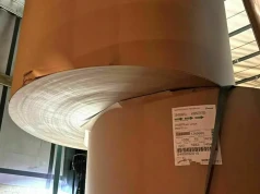 Spiętrowane zwoje papieru przesunęły się o 63 cm – pasy spadły z ciężkiego ładunku