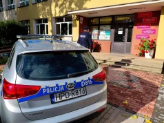 Już 59 osób zatrzymanych po zgłoszeniach dotyczących szkół. Policja działa w całym kraju