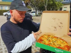 Książulo tłumaczy się z pizzy w Żabce. Odpowiedział tym, którzy twierdzą, że się sprzedał