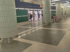 Puste przystanki i metro w Warszawie. Dzieci zostały w piątek w domach