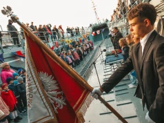 Marynarska tradycja w Świnoujściu. Pierwszoklasiści pasowani na pokładzie okrętu (ZDJĘCIA)