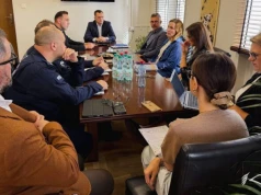 Kobyłka wzmacnia ochronę przy szkołach i miejskich obiektach. Policja pozostaje w terenie