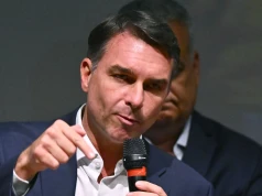 Prawicowy kandydat prowadzi przed drugą turą. Sąd wydał nakaz aresztowania jego brata