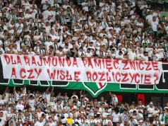 Gorąco w Warszawie. Piłkarze Wisły Kraków na stadionie Legii, a kibice pod