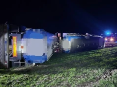 Ciężarówka z cysterną wypadła z drogi i przewróciła się na bok. Nocna akcja służb w Głodowie Wielkim