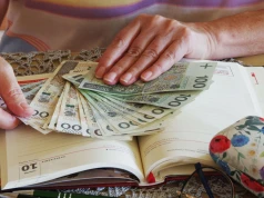 Nawet 900 zł więcej co miesiąc. Część kobiet czeka drugie wyliczenie z ZUS