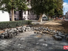 Remont Alei Niepodległości. Mieszkańcy pytają o dojazd do kamienic, magistrat wyjaśnia