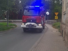Lwówek Śląski – zanieczyszczona rzeka, na miejscu strażacy