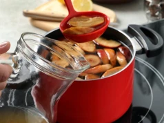 Seniorzy powinni zajadać się tym tanim owocem. Pochłania cholesterol, dba o jelita