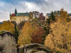 Niepozorny most prowadzi do bajkowego zamku. Pod nim rozciąga się przepaść