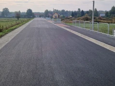 Nowy chodnik i oświetlenie przejścia. Droga w Krawcach po przebudowie