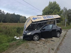 Bliskie spotkanie z przystankiem i reklamą. Osobówka zmiotła wiatę
