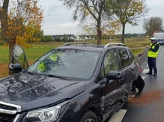 Zderzenie osobówek na DK12. Trzy osoby w szpitalu. Volkswagen wjechał na przeciwny pas i zderzył się z Subaru