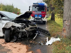 Zderzenie dwóch samochodów na śliskiej drodze. Policja kieruje na objazd