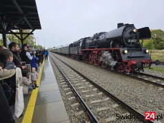 Świdnica na trasie „Niedźwiadka”. Pociąg retro wzbudził ogromne zainteresowanie