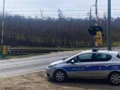Czerwone światło i opadające rogatki nie zatrzymały Mercedesa. Wjechał na tory