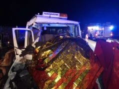 Kierowca lawety uderzył w mur cmentarza i wypadł z pojazdu. Mężczyzna zginął na miejscu