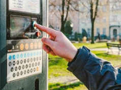 Sposób na darmowe parkowanie w strefie. Znasz przycisk "bułka"?