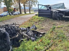 Dramatyczne zderzenie Audi z drzewem. Silnik wypadł z auta, 18-latek trafił do szpitala