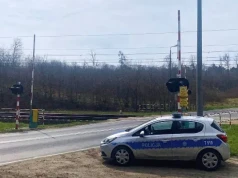 Próbował „przemknąć” przez przejazd kolejowy. Policja wyciągnęła surowe konsekwencje