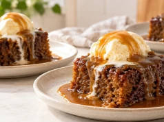 Sticky toffee pudding według Bogumiła Przybylaka. Z kawowym sosem z krówek