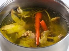 Kiedy solić rosół? Kucharka z baru mlecznego zdradziła mi prostą zasadę