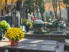 Przepisy sprzed prawie 70 lat do zmiany. Rząd bierze się za cmentarze