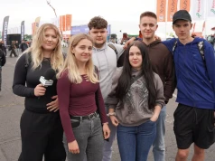 "Chcę zostać, ale…". Młodzi ludzie szczerze mowią nam o tym, czy zostaną na roli