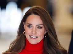 Kate w czerwonej stylizacji zachwyca. To idealny zestaw na jesień