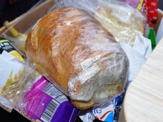 Polacy robią to z chlebem od lat. Niechcący przyspieszają jego czerstwienie