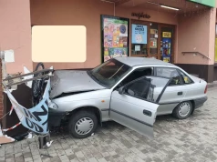Opel Astra uderzył w ścianę sklepu w Końskowoli. Kierowca ukarany mandatem
